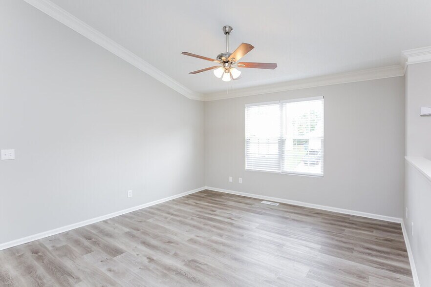 Building Photo - 215 Ashland Manor Dr