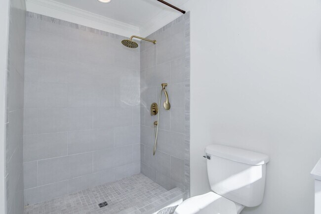 Building Photo - Southern Charm Brick Ranch Home