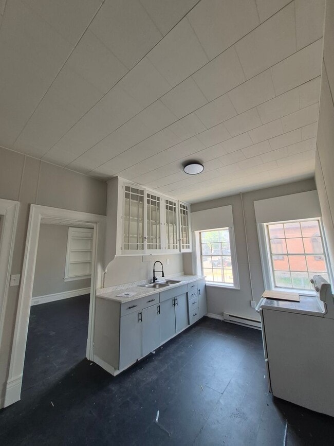 Building Photo - 250 S Poplar St