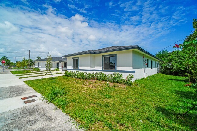 Building Photo - Goulds 4 Bed Triplex