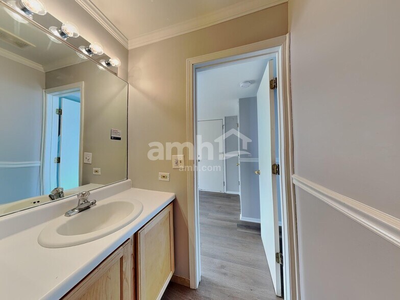 Building Photo - 2467 N Sterling Ct