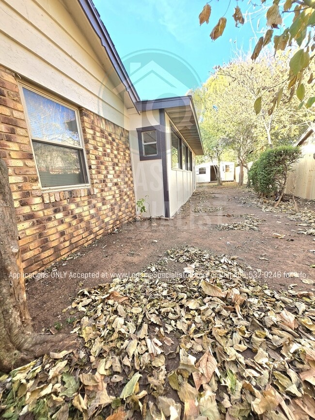 Building Photo - Spacious Village 3 Bed 2 Bath Home!