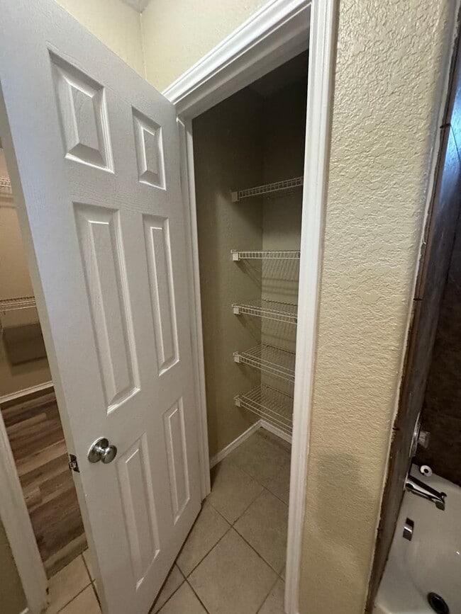 Building Photo - COMFORTABLE HOME | SINGLE STORY  |  CLOSE TO HWY 151 & 410 | SHOPPING & RESTAURANTS