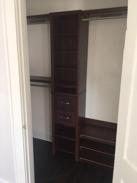 Building Photo - 407 S Melville Ave