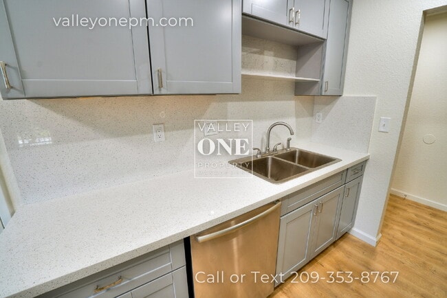 Building Photo - Totally Remodeled Home in Turlock: It's No...