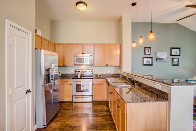 Building Photo - 1862 Summit Ave