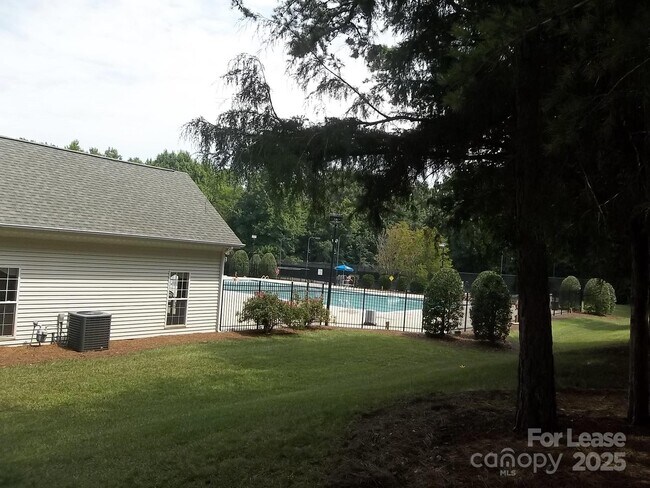 Building Photo - 604 Queenswater Ln
