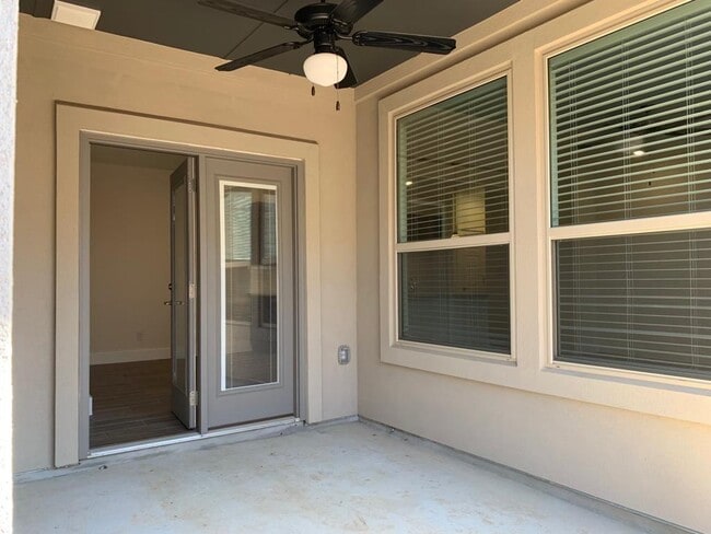 Building Photo - 626 Parkline Dr