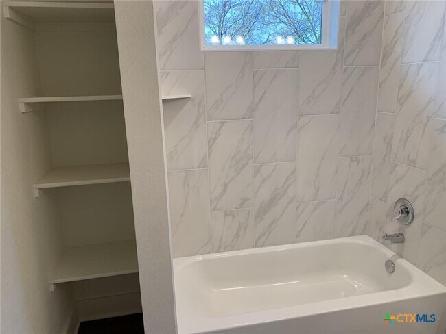 Building Photo - 1862 Royal Loop