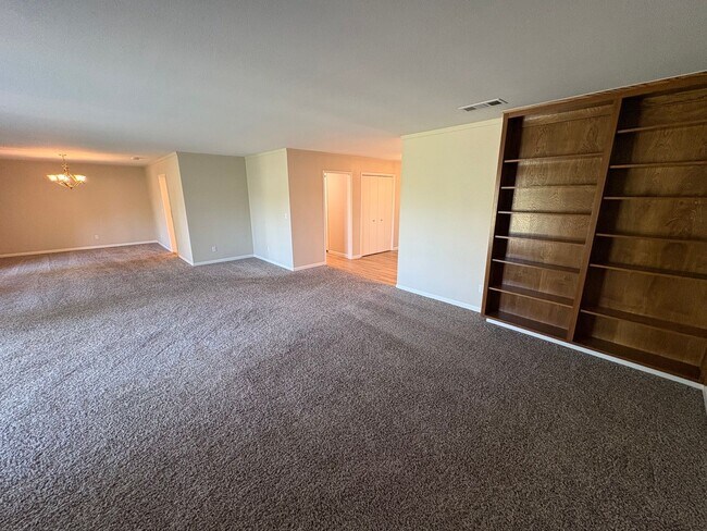 Building Photo - Beautiful Home with solar Rent Ready!