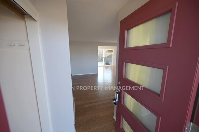 Building Photo - 4 bed 2 bath home in Port Angeles