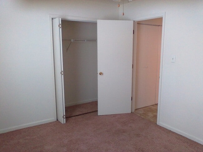 Building Photo - 2 Bedroom, 1 Bath Downstairs Unit ** Call us about our Move in Special**