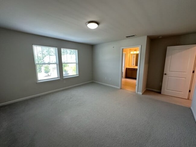 Building Photo - Lovely townhome in gated subdivision minutes from historic Marietta Square!