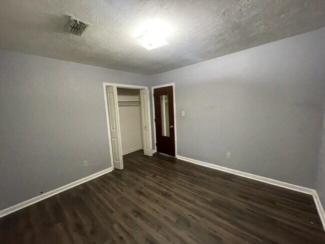 Building Photo - 2/1 Located close to Midtown and Tallahassee Mall.