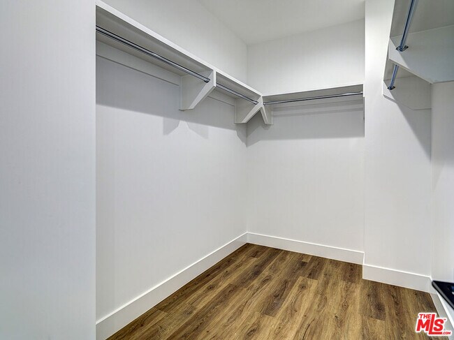 Building Photo - 5600 W 78th St