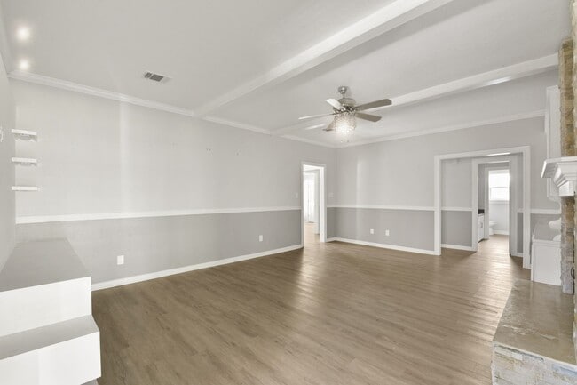 Building Photo - 15710 Creekhaven Dr