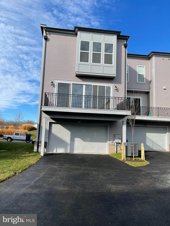 Building Photo - 22992 Brooksbank Square