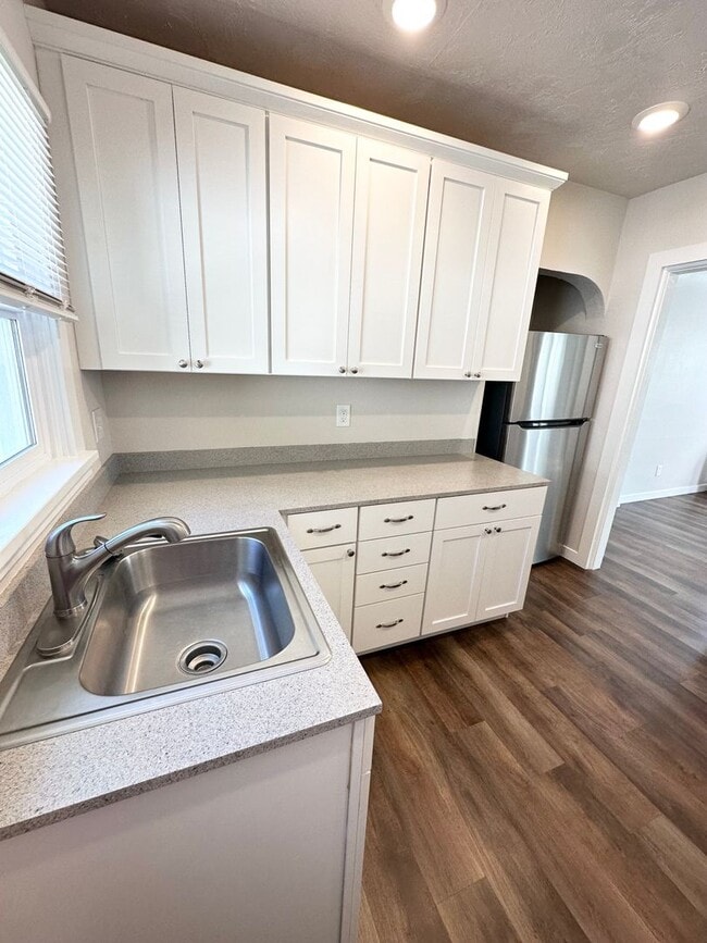 Building Photo - Adorable remodeled in 2023 2 bedroom 1 bathroom duplex available soon!