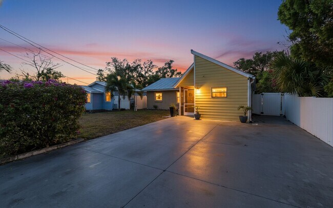 Building Photo - Charming Sarasota Retreat –4-Bedroom/3-Bathroom Modern Pool Home Near Everything!