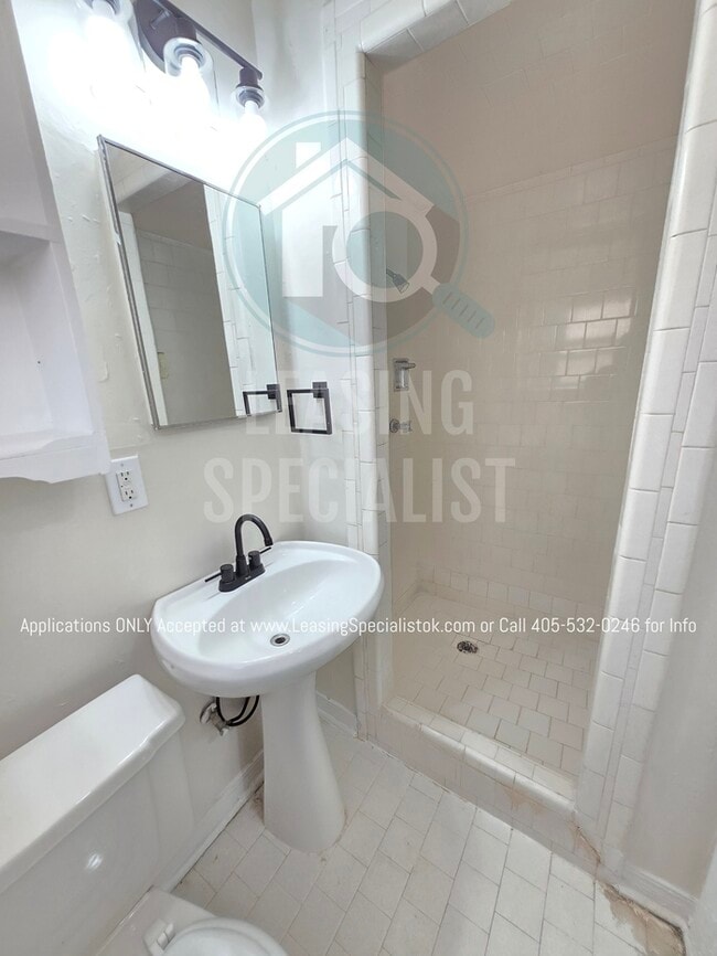 Building Photo - Spacious Village 3 Bed 2 Bath Home!