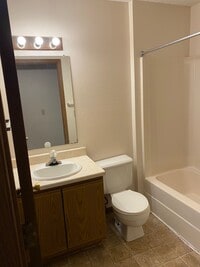 Building Photo - 4 Bedroom 2 Bathroom Apartment