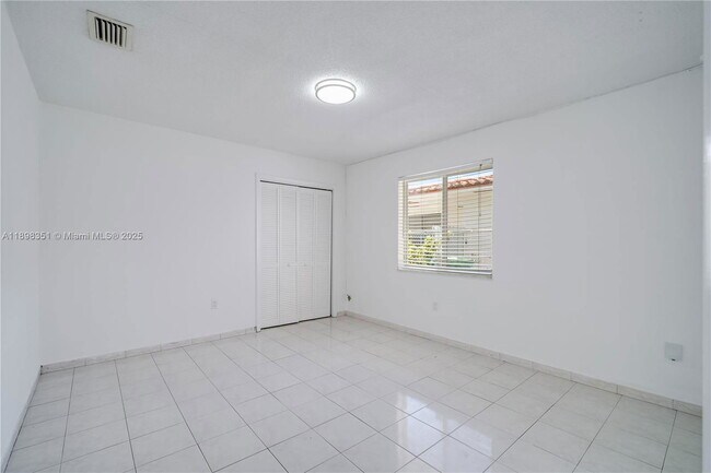 Building Photo - 3437 SW 25th St