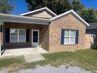 Building Photo - 3 Bedroom/2 Bath Home in Kingsport, TN $1650 with fenced-in yard & lawn care included!