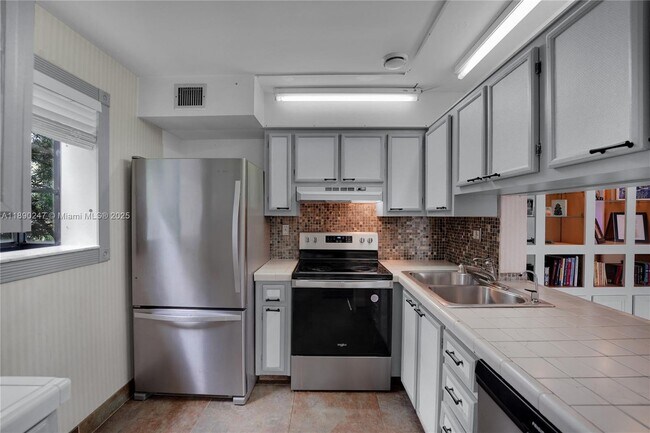 Building Photo - 2737 S Oakland Forest Dr