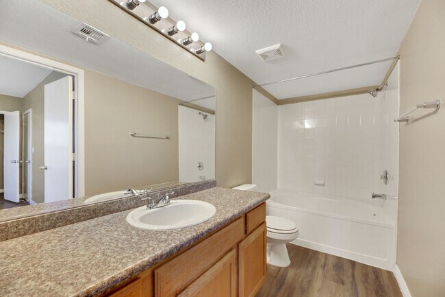 Building Photo - Gated 2 bedroom condo