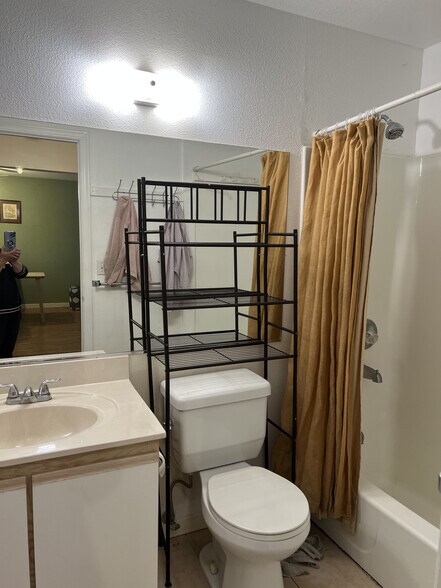 Bathroom - 2901 MacArthur Blvd