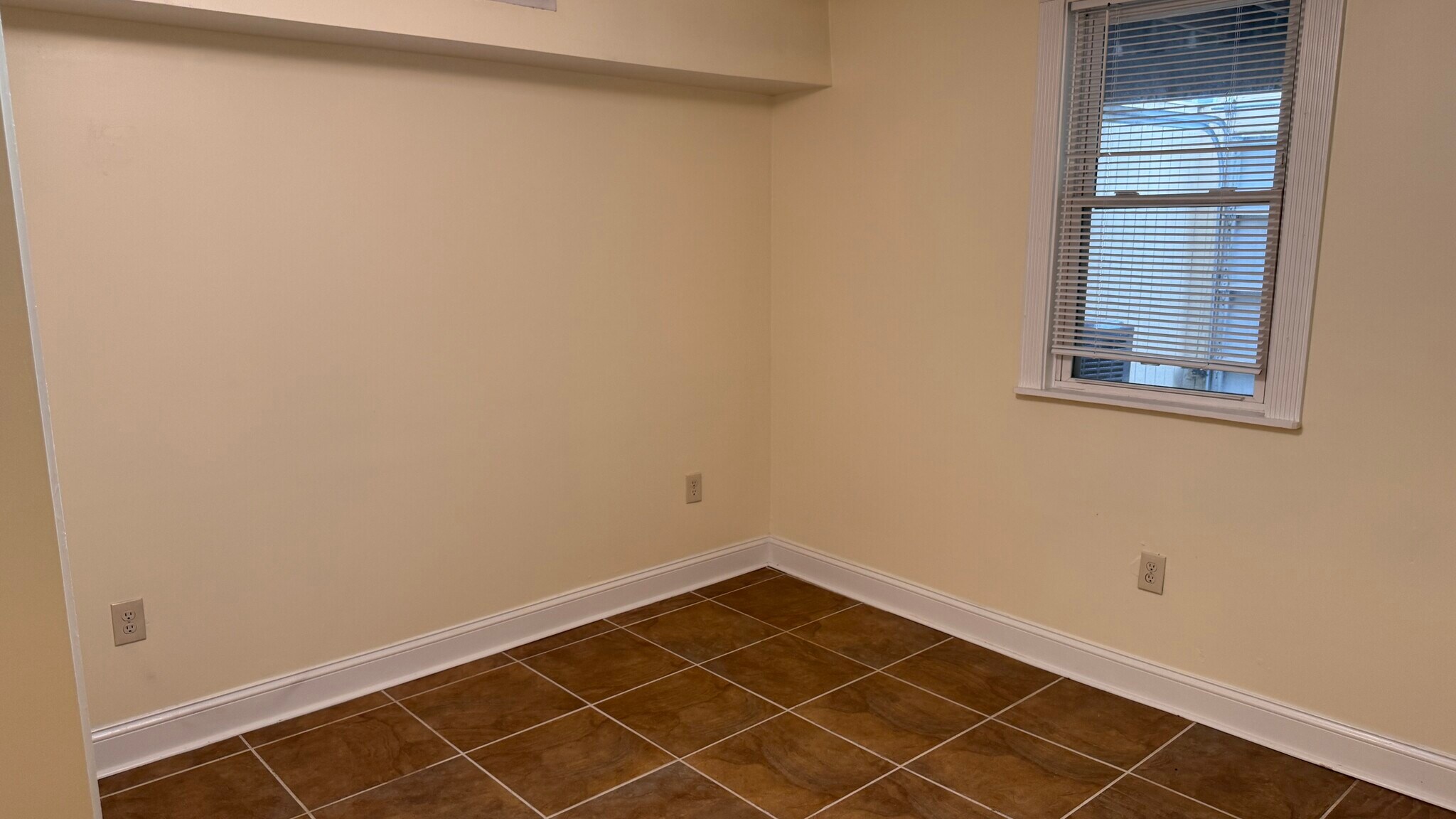 Building Photo - 1112 Oates St NE