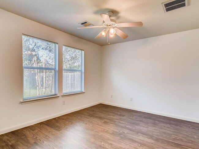 Building Photo - 200 Buttercup St