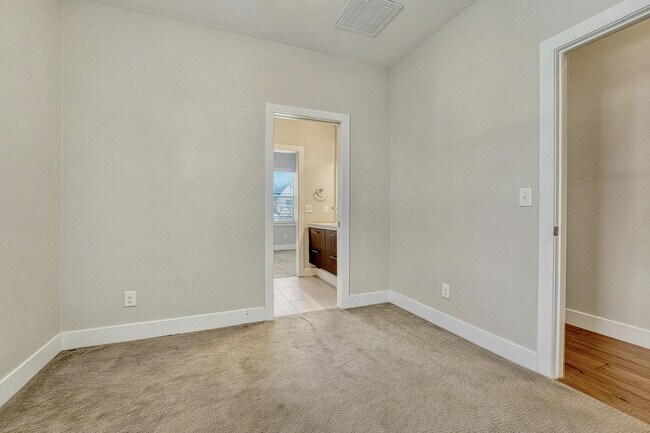 Building Photo - 534 S Lincoln St