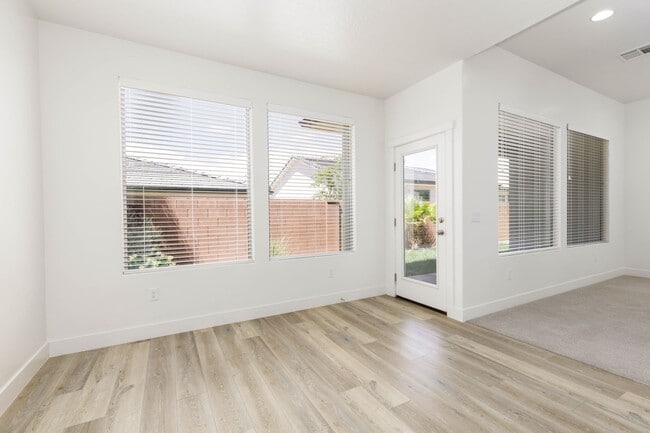 Building Photo - 3 bed plus office / 2.5 bath / 3 car Single Story with Community Pool!
