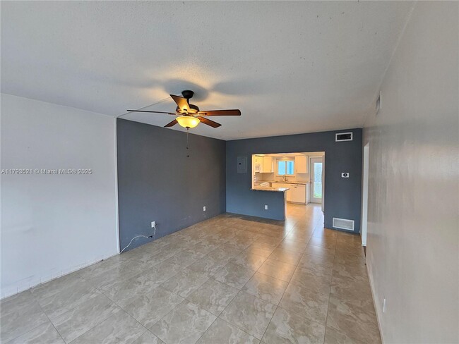 Building Photo - 733 NW 30th Ct