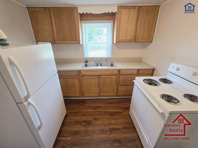 Building Photo - 1364 Crescent Dr