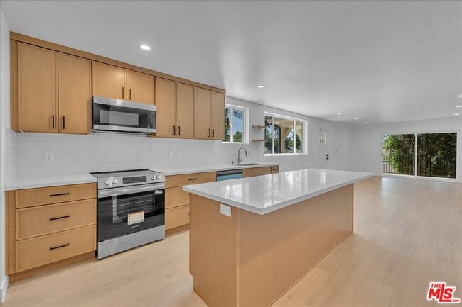 Building Photo - 6913 1/2 Encino Ave