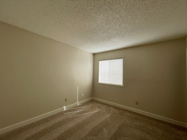 Building Photo - Beautifully Modern 2bd 1bth Apartment Home...
