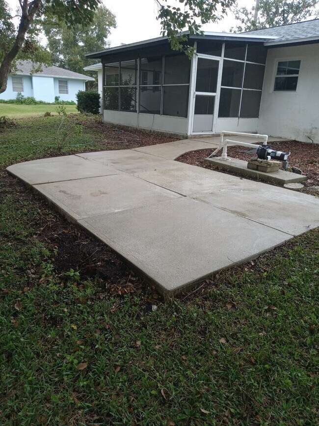 Building Photo - 7000 Pinehurst Dr