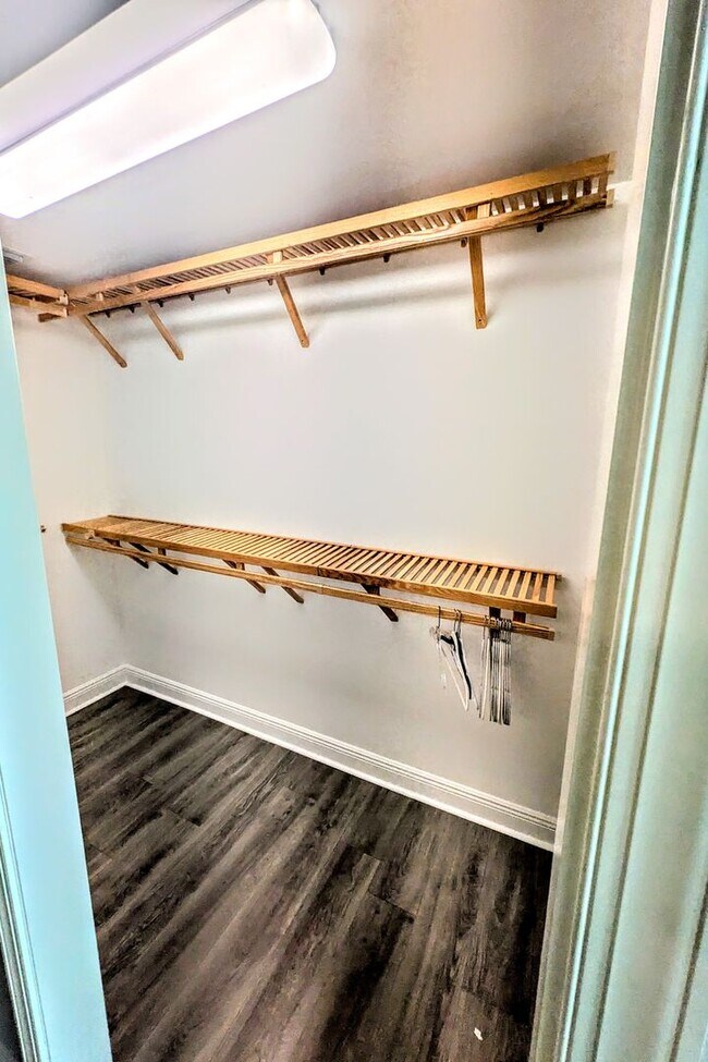 Building Photo - Annual Turnkey 3/3 penthouse on waterfront in Osprey