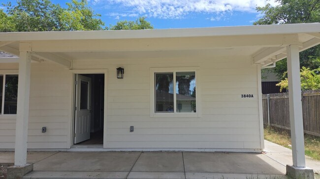 Building Photo - 3840 Walnut Ave