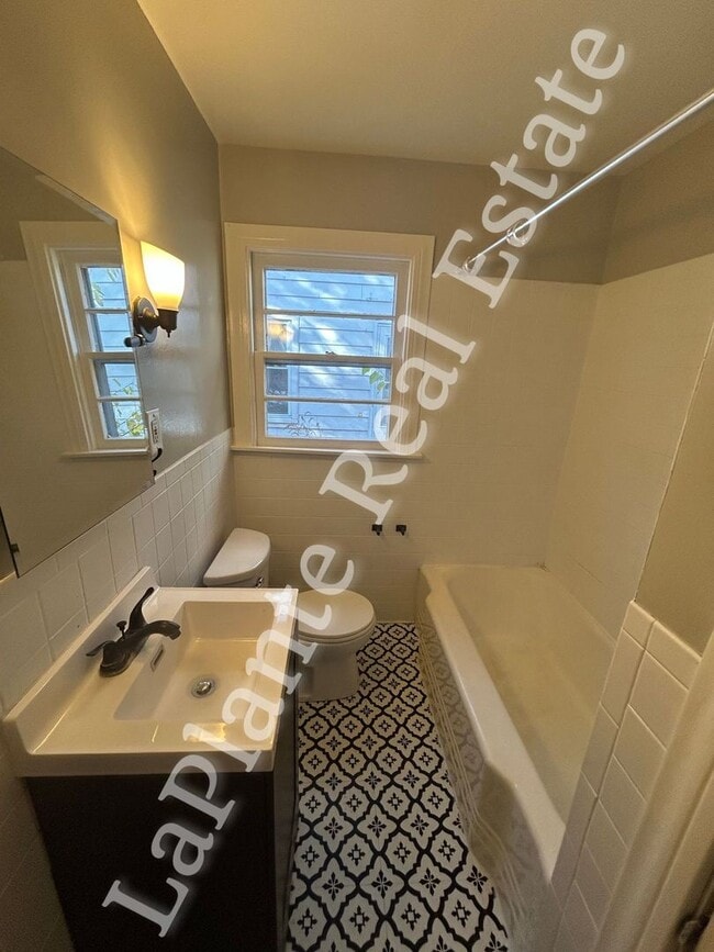 Building Photo - Charming 2-Bedroom Home in West Toledo – U...