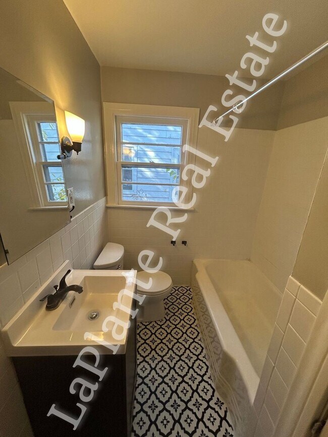 Building Photo - Charming 2-Bedroom Home in West Toledo – Updated and Move-In Ready!