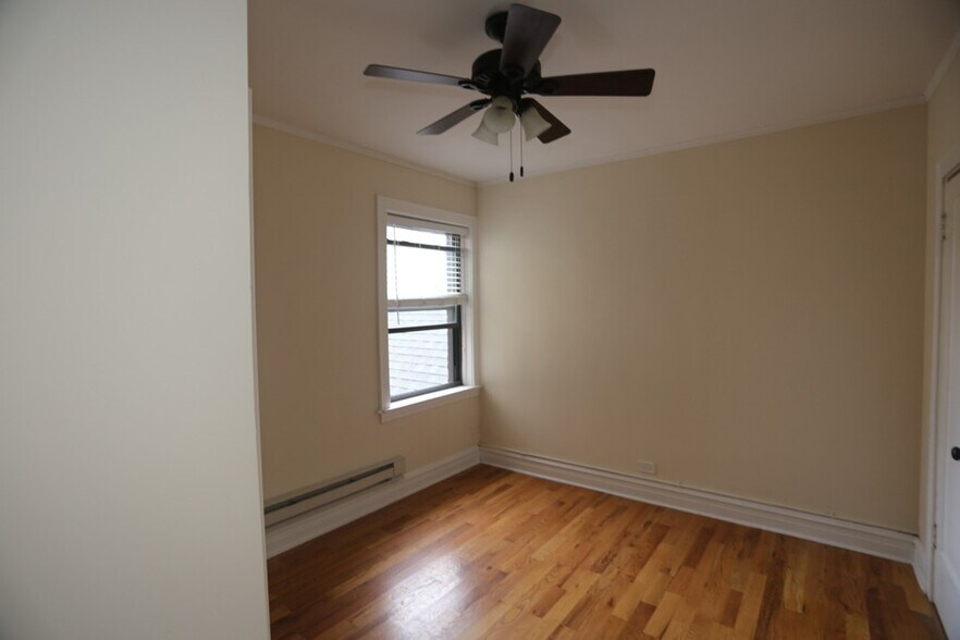 Building Photo - 4742 N Hermitage Ave