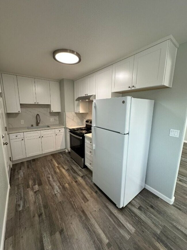 Building Photo - Sunset 732/DUPLEX