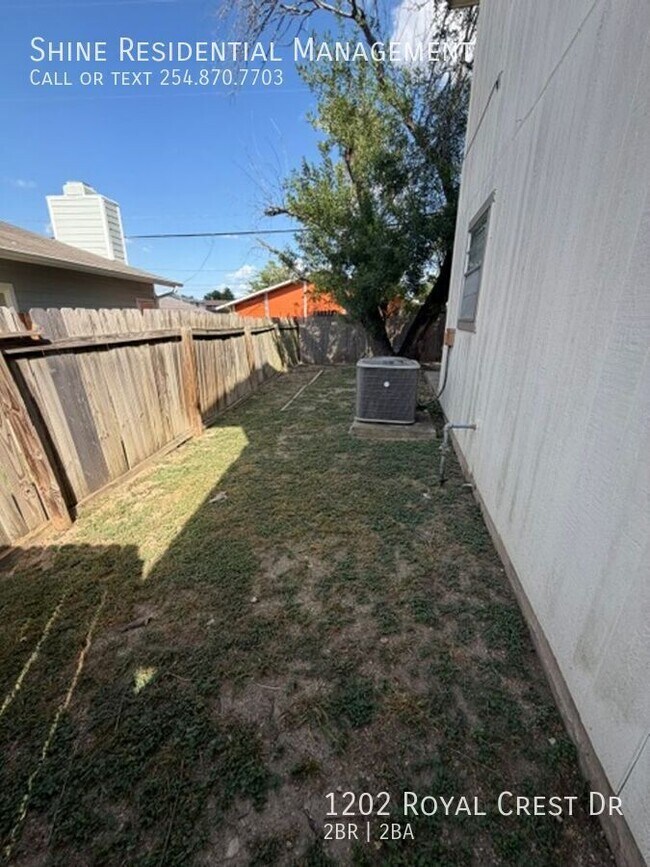 Building Photo - 1202 Royal Crest Dr