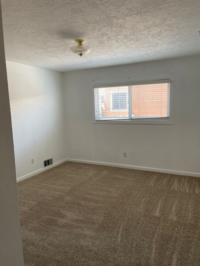 Building Photo - Open floorplan/Huge yard/Lots of Storage/Fireplace