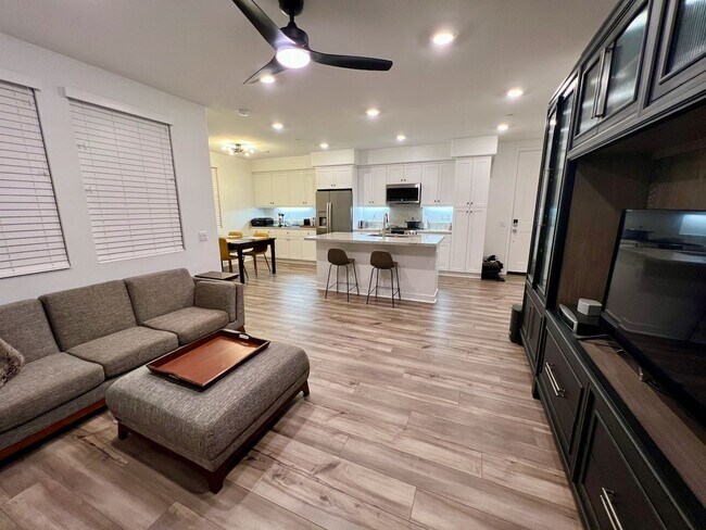 Building Photo - 2 bed 2bath w/attached garage, Pet-friendl...