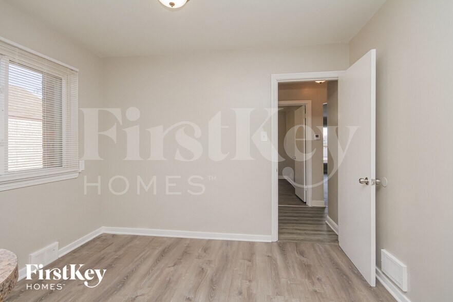 Building Photo - 8912 S Sacramento Ave