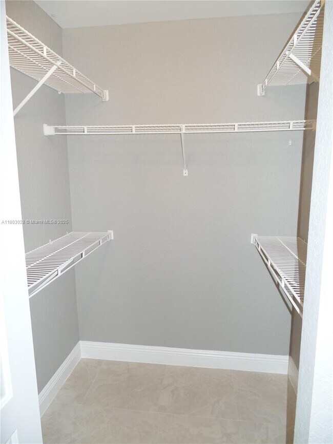 Building Photo - 2880 N Oakland Forest Dr